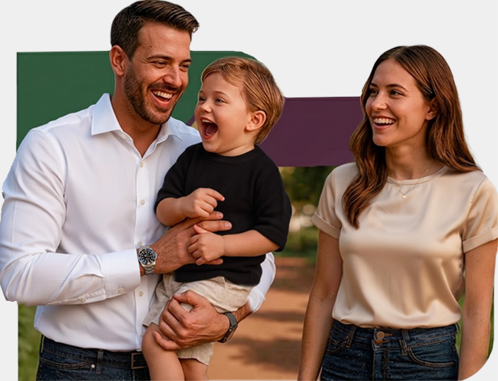 Casal sorrindo com o filho.